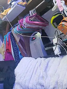 gurlnips online show from January 10, 1:24 pm