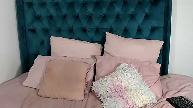 Snapshot of 1Blackertheberry1 chatting on February 9, 8:24 pm 1Blackertheberry1 online show from February 9, 8:24 pm