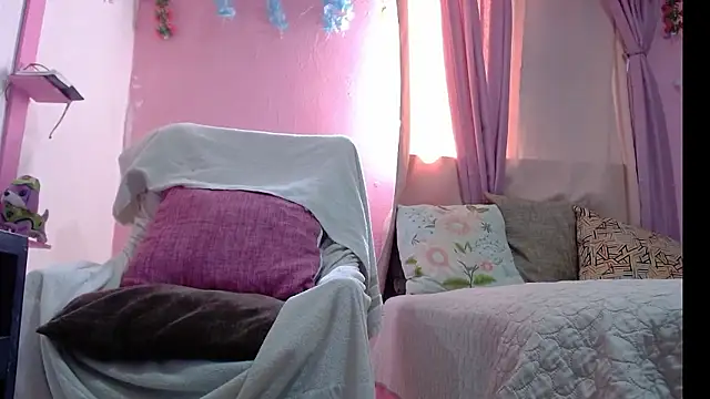 Snapshot of KeillyDiaz chatting on January 18, 6:44 pm KeillyDiaz online show from January 18, 6:44 pm