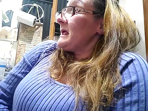 Snapshot of ILUV2TUCHMYKITTY chatting on March 19, 7:29 am ILUV2TUCHMYKITTY online show from March 19, 7:29 am