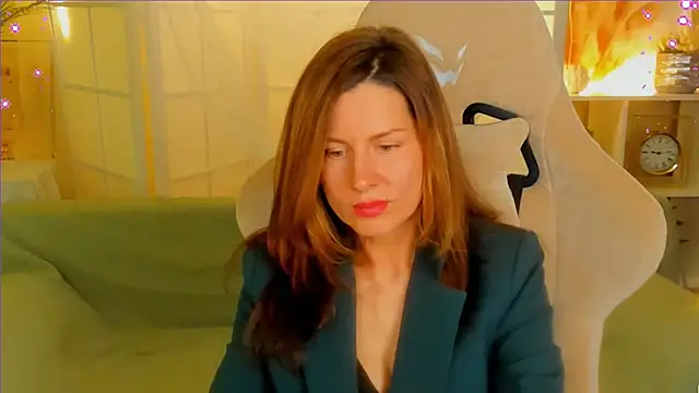 April o Nill online show from December 7, 9:39 am