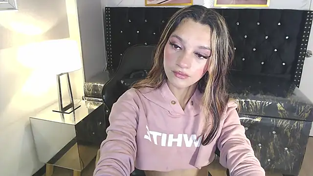 Snapshot of Laurita_b chatting on January 15, 12:47 pm Laurita b online show from January 15, 12:47 pm