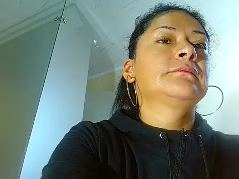 Snapshot of hornymilf_69xxx chatting on December 10, 4:49 pm hornymilf 69xxx online show from December 10, 4:49 pm