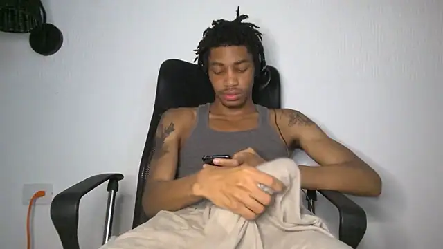 Snapshot of Skinnyblackman chatting on June 16, 3:31 am Skinnyblackman online show from June 16, 3:31 am