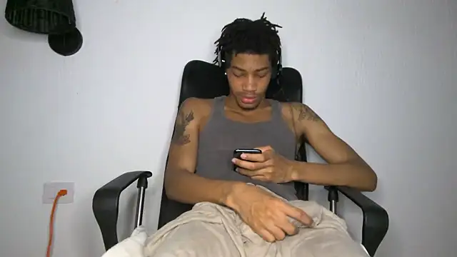 Snapshot of Skinnyblackman chatting on June 18, 4:13 am Skinnyblackman online show from June 18, 4:13 am