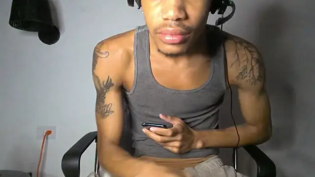 Snapshot of Skinnyblackman chatting on June 25, 2:33 am Skinnyblackman online show from June 25, 2:33 am
