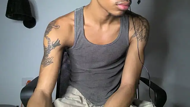 Snapshot of Skinnyblackman chatting on June 25, 5:12 am Skinnyblackman online show from June 25, 5:12 am