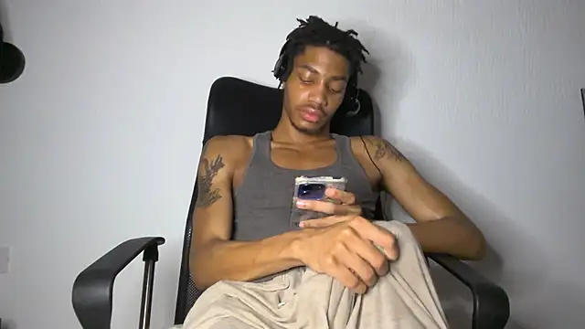 Snapshot of Skinnyblackman chatting on June 26, 2:49 am Skinnyblackman online show from June 26, 2:49 am