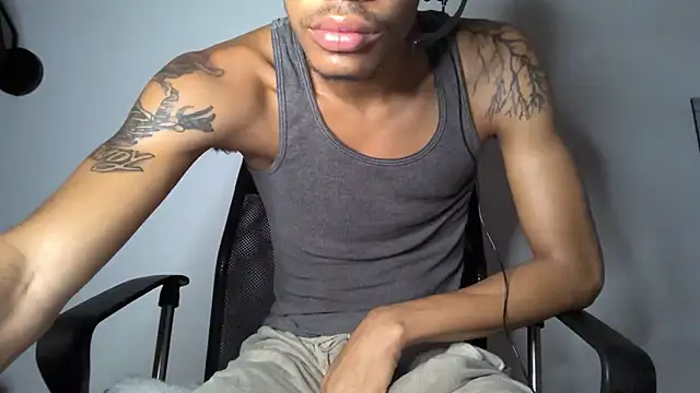 Snapshot of Skinnyblackman chatting on July 12, 2:46 am Skinnyblackman online show from July 12, 2:46 am