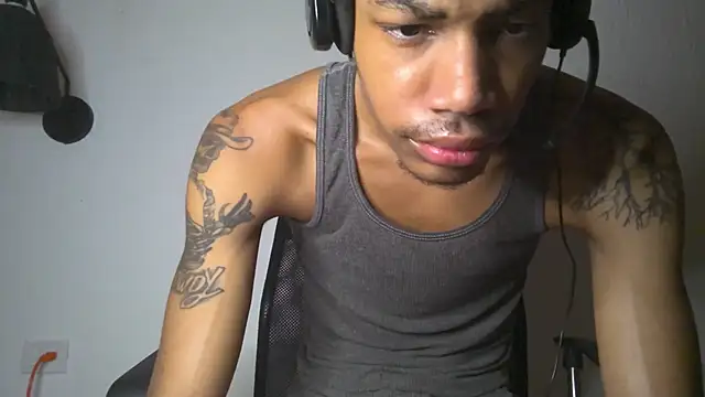 Snapshot of Skinnyblackman chatting on July 16, 2:39 am Skinnyblackman online show from July 16, 2:39 am
