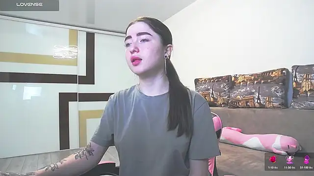 Snapshot of Luxuryalma chatting on June 8, 7:03 pm Luxuryalma online show from June 8, 7:03 pm