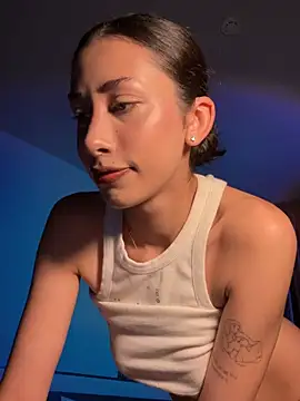 Sophiehii online show from March 26, 2:00 pm