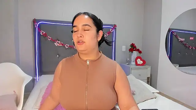 Snapshot of emma_lye chatting on April 20, 8:54 pm emma lye online show from April 20, 8:54 pm