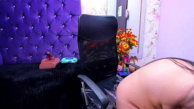 Snapshot of NaomyPrinces chatting on June 25, 2:10 pm NaomyPrinces online show from June 25, 2:10 pm