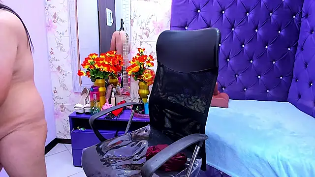 Snapshot of NaomyPrinces chatting on July 18, 2:43 pm NaomyPrinces online show from July 18, 2:43 pm