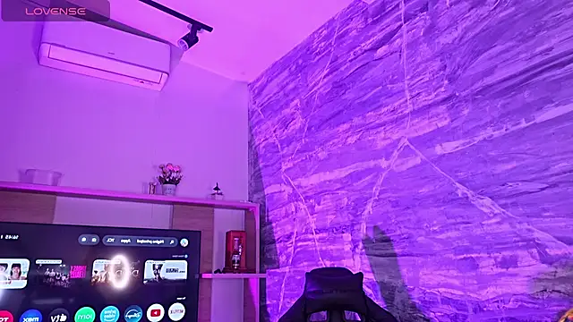 Melany Luv online show from April 5, 9:45 pm