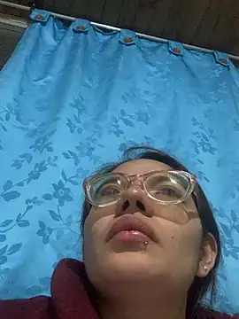 Snapshot of elettra_fioreee chatting on December 10, 6:33 am elettra fioreee online show from December 10, 6:33 am