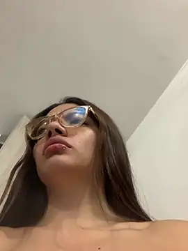 Snapshot of elettra_fioreee chatting on March 23, 12:26 am elettra fioreee online show from March 23, 12:26 am