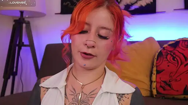 Snapshot of Daarlene chatting on December 4, 6:16 pm Daarlene online show from December 4, 6:16 pm