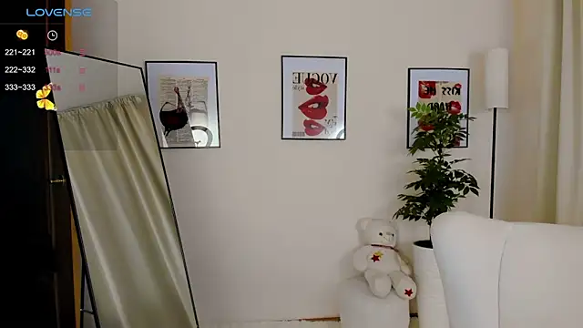 Snapshot of VanessaSmuth chatting on October 21, 2:01 am VanessaSmuth online show from October 21, 2:01 am