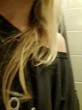 Snapshot of Linda_999 chatting on October 13, 11:05 pm Linda 999 online show from October 13, 11:05 pm