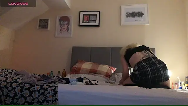 lolaisagoodtime online show from February 15, 6:33 am