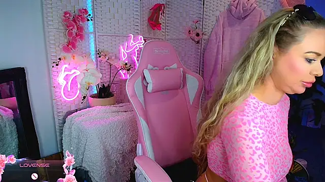 Snapshot of EllieKarrX chatting on January 13, 10:24 pm EllieKarrX online show from January 13, 10:24 pm