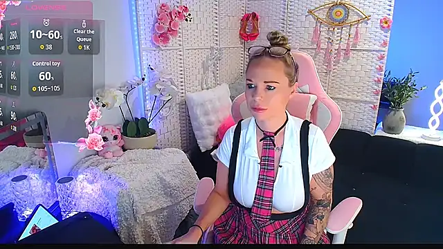 Snapshot of EllieKarrX chatting on November 12, 9:25 pm EllieKarrX online show from November 12, 9:25 pm