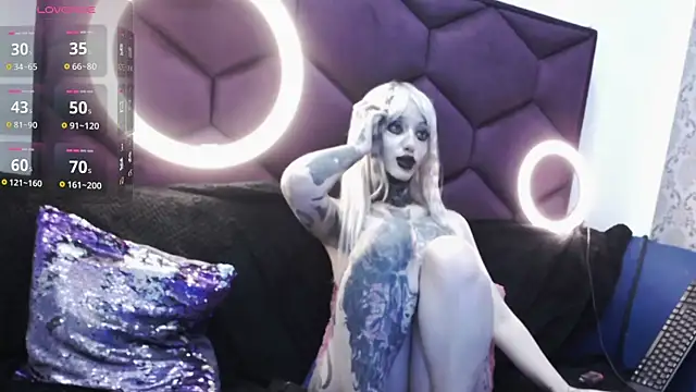 Snapshot of TyphoidMary chatting on December 3, 12:24 am TyphoidMary online show from December 3, 12:24 am