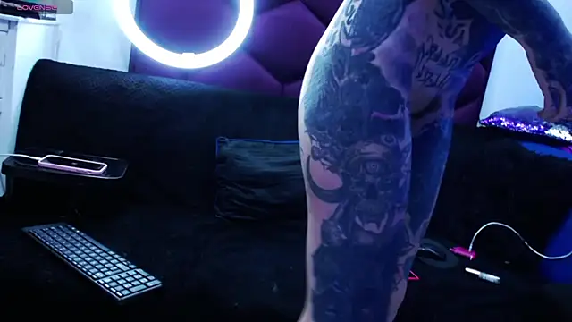 Snapshot of TyphoidMary chatting on February 19, 10:42 pm TyphoidMary online show from February 19, 10:42 pm