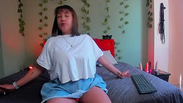 Snapshot of MirandaDream2 chatting on February 5, 3:27 pm MirandaDream2 online show from February 5, 3:27 pm