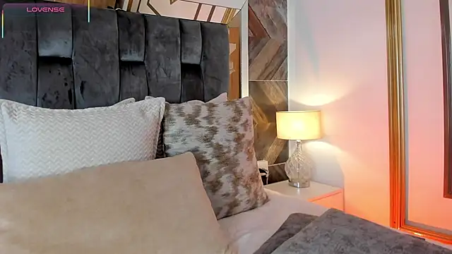 Snapshot of TaniaSmith1 chatting on October 28, 12:03 am TaniaSmith1 online show from October 28, 12:03 am