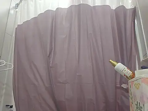 Snapshot of erinSmiles chatting on November 19, 6:35 am erinSmiles online show from November 19, 6:35 am