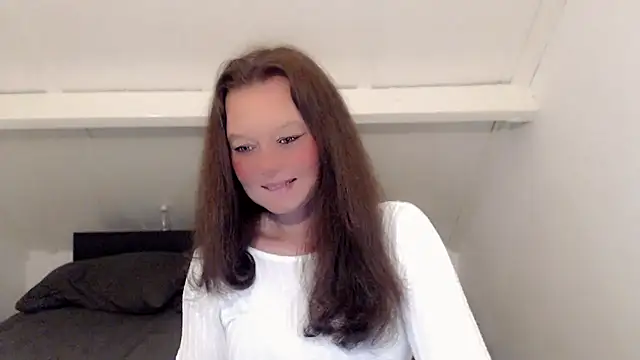 Snapshot of roxanna24 chatting on February 28, 10:33 pm roxanna24 online show from February 28, 10:33 pm