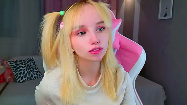 b4by LoL1 online show from March 5, 2:13 pm