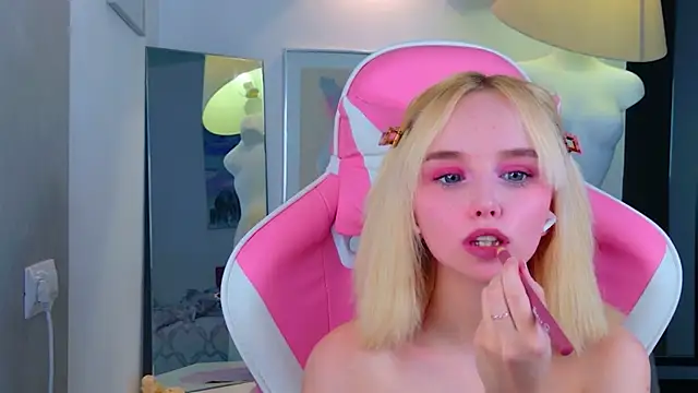 b4by LoL1 online show from April 11, 12:20 pm