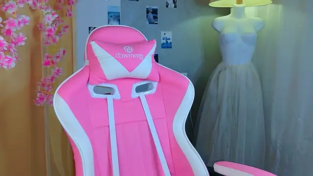 b4by LoL1 online show from April 25, 6:05 pm