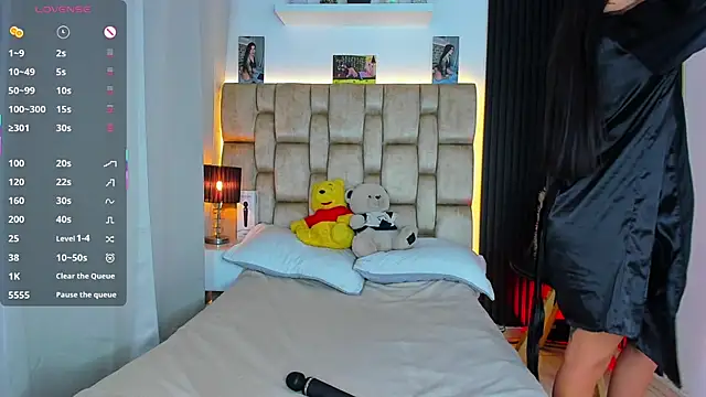 Snapshot of little_sophie18 chatting on February 19, 7:54 pm little sophie18 online show from February 19, 7:54 pm