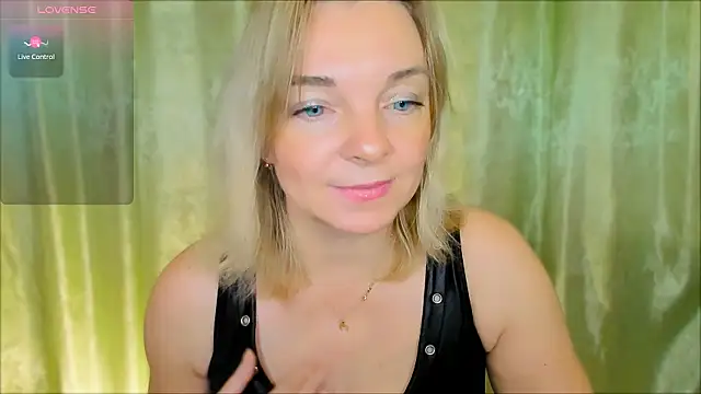 Snapshot of Regina__blue chatting on December 2, 3:25 pm Regina blue online show from December 2, 3:25 pm