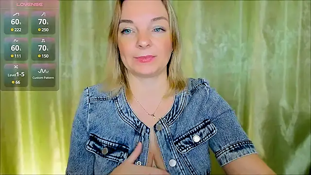 Snapshot of Regina__blue chatting on December 5, 6:11 pm Regina blue online show from December 5, 6:11 pm