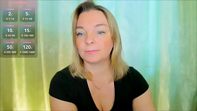 Snapshot of Regina__blue chatting on December 17, 12:11 pm Regina blue online show from December 17, 12:11 pm
