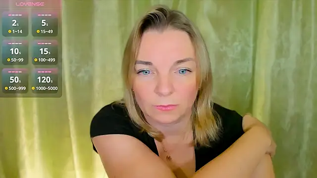 Snapshot of Regina__blue chatting on December 17, 8:43 pm Regina blue online show from December 17, 8:43 pm