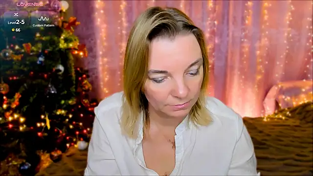Snapshot of Regina__blue chatting on December 26, 7:27 pm Regina blue online show from December 26, 7:27 pm