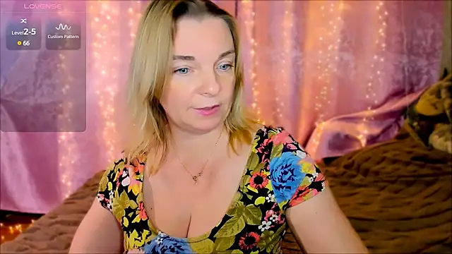 Snapshot of Regina__blue chatting on January 22, 5:17 pm Regina blue online show from January 22, 5:17 pm
