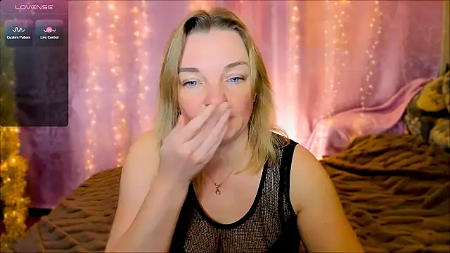 Snapshot of Regina__blue chatting on January 24, 6:56 pm Regina blue online show from January 24, 6:56 pm