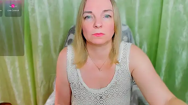 Snapshot of Regina__blue chatting on March 7, 8:55 pm Regina blue online show from March 7, 8:55 pm