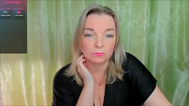 Snapshot of Regina__blue chatting on March 22, 5:52 pm Regina blue online show from March 22, 5:52 pm