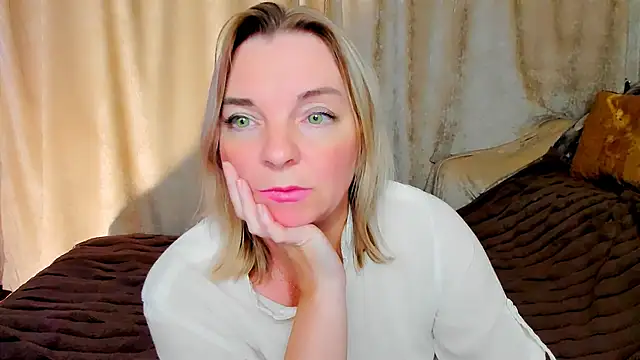 Snapshot of Regina__blue chatting on September 14, 8:19 pm Regina blue online show from September 14, 8:19 pm