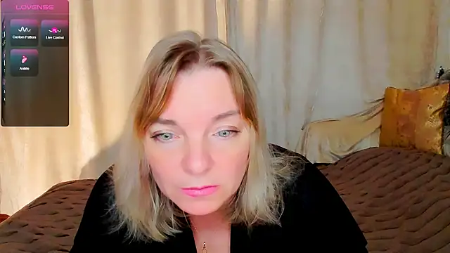 Snapshot of Regina__blue chatting on September 21, 3:57 pm Regina blue online show from September 21, 3:57 pm