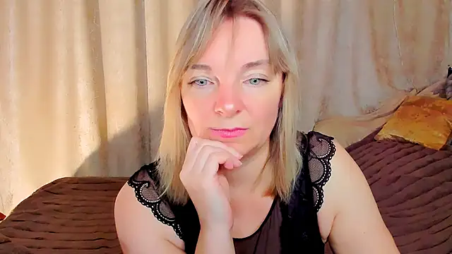 Snapshot of Regina__blue chatting on November 1, 9:50 pm Regina blue online show from November 1, 9:50 pm